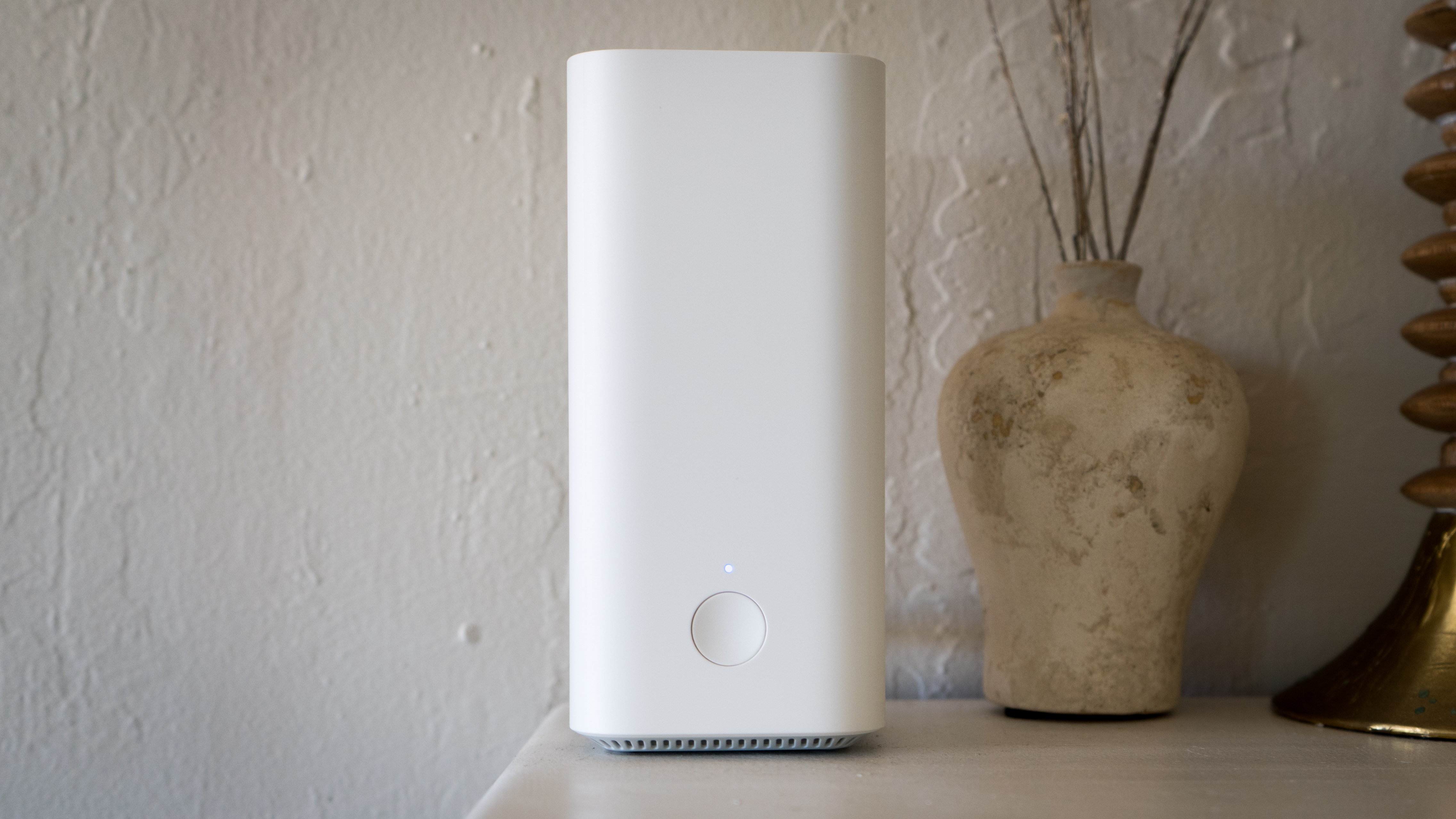Et foto af Vilo Mesh wifi-noden på forfatterens kappe